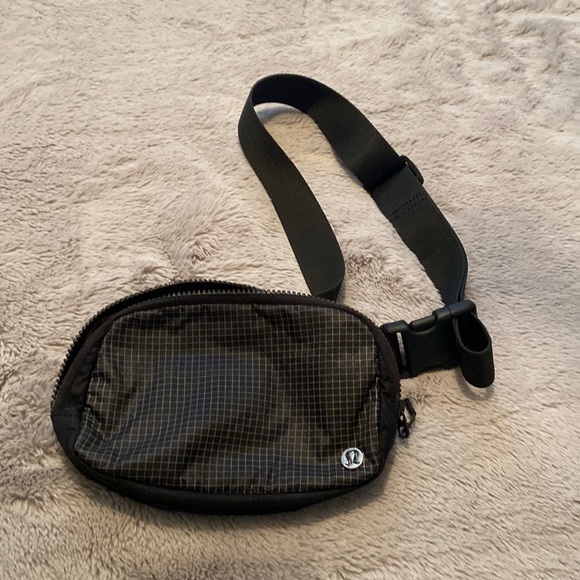 Lululemon waist pack - Picture 1 of 5